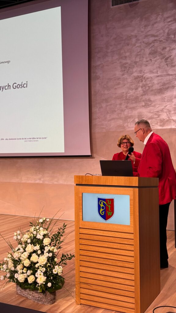 Prezeska UTW Alicja Jasińska oraz JM Rektor CMKP prof. dr hab. Krzysztof J. Filipiak